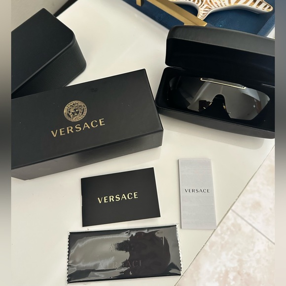 Versace Sunglasses FULL INCLUSION. BOX, SUNGLASS BOX AND WIPE - Picture 6 of 9